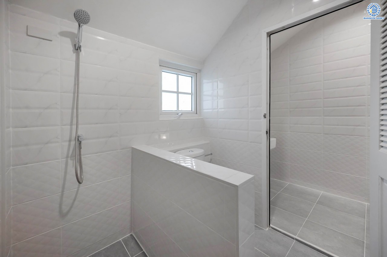 บ้านมือสองตกแต่งใหม่ โครงการ นราวดี  วงแหวน-พระราม5 เนื้อที่กว้าง 58.5 ตร.ว. พื้นที่ใช้สอย 157.3 ตร.ม. ฟังก์ชัน 4  ห้องนอน (ห้องนอนชั้นล่าง 1 ห้อง) 4 ห้องน้ำ 2 ที่จอดรถ บนทำเลติดถนนนครอินทร์ เดินทางง่าย เชื่อมต่อถนนกาญจนาภิเษก, ถนนนครอินทร์, ถนนราชพฤกษ์, ถนนพระราม5 ใกล้จุดขึ้นทางด่วน "ศรีรัช"